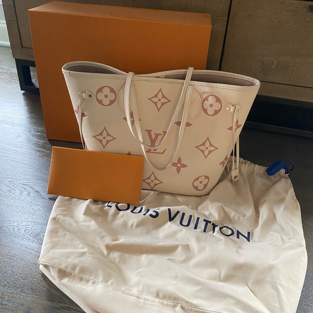 *Limited Edition* Louis Vuitton Neverfull MM
M21579 - Picture 14 of 17
